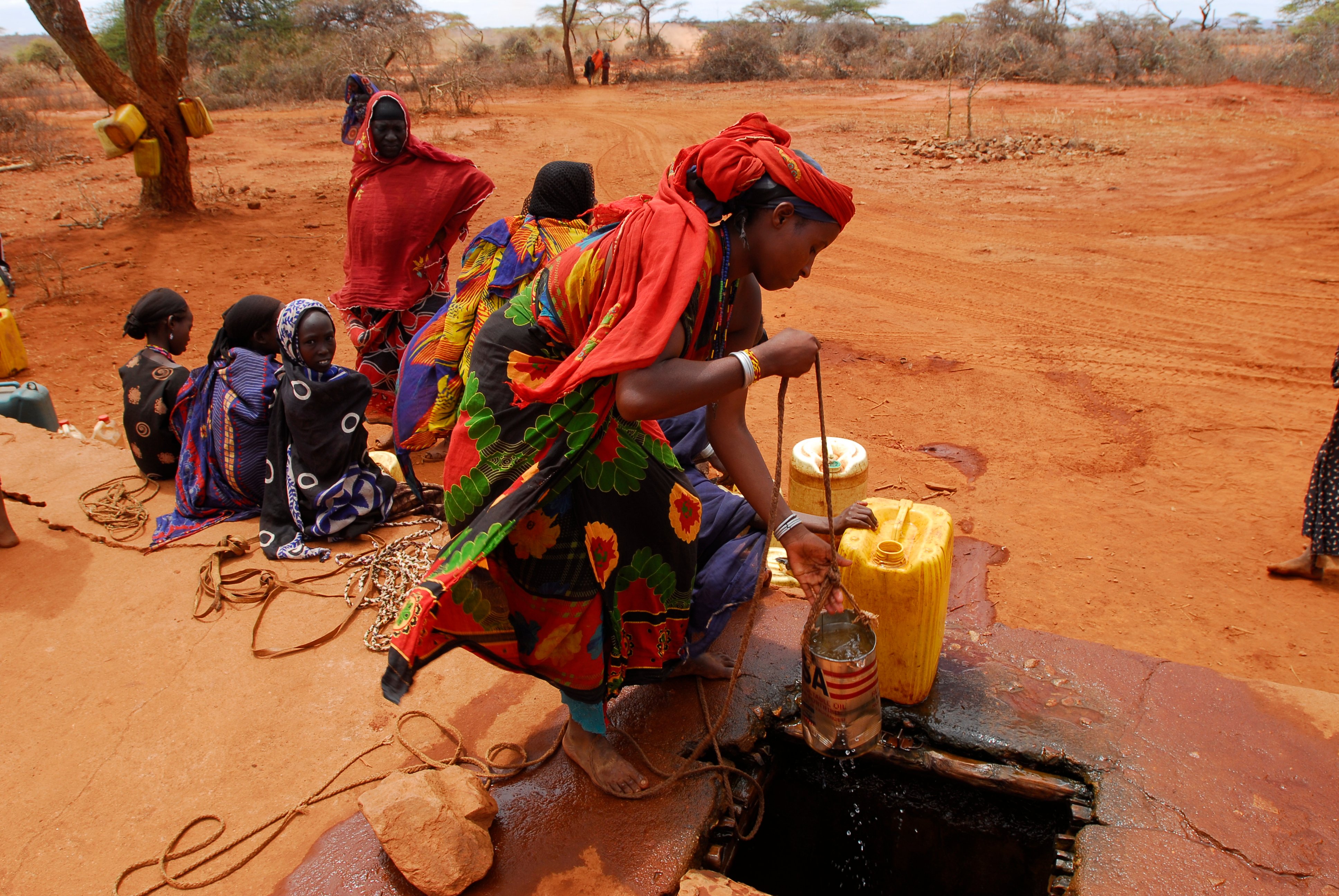 Ethiopian women fetching water (c) UNICEF